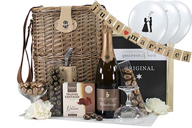 ROMANTIC WEDDING GIFT BASKET 